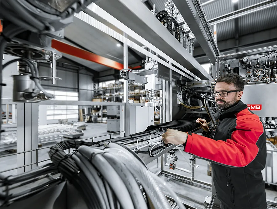 Industrieller Anlagebau, ein Monteur arbeitet in einer Anlage