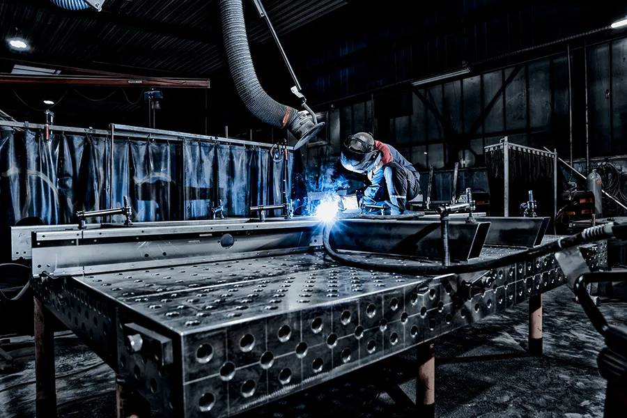 Arbeitsplatz in industrieller Fertigung, Schweißer während der Arbeit