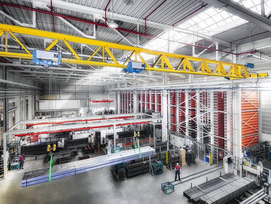 Moderne Produktionshalle von SMS Meer mit großem Industriekran und Fertigungsanlagen